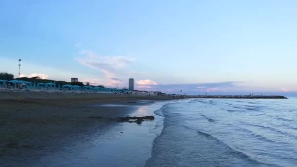 Prachtige zonsondergang boven de zee — Stockvideo