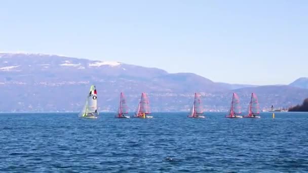 Salo Itálie 2020 Prosinec Námořníci Účastní Plachtění Regata Jezeře Garda — Stock video