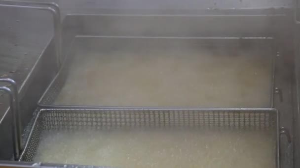 Processo de cozinhar batatas fritas douradas — Vídeo de Stock