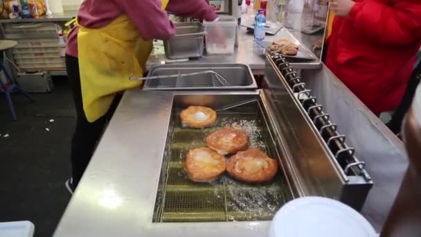 Proces van het koken van gouden pannenkoeken. Macro-injectie — Stockvideo