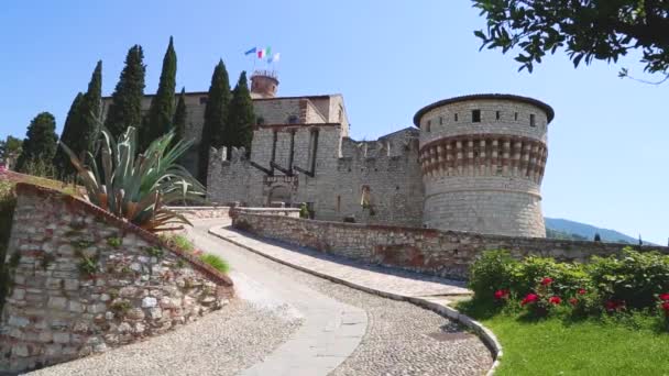 Rincian arsitektur pintu masuk dengan jembatan ganda dari Brescia Castle — Stok Video