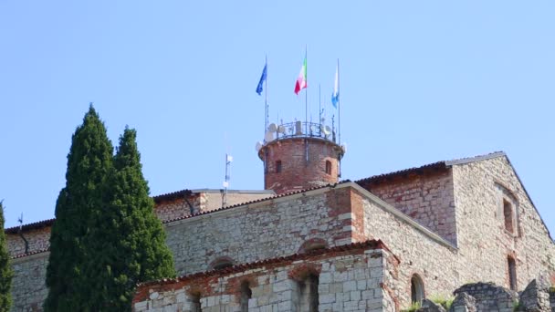 Bandiere che sventolano nella brezza della Torre Mirabella del Castello di Brescia — Video Stock