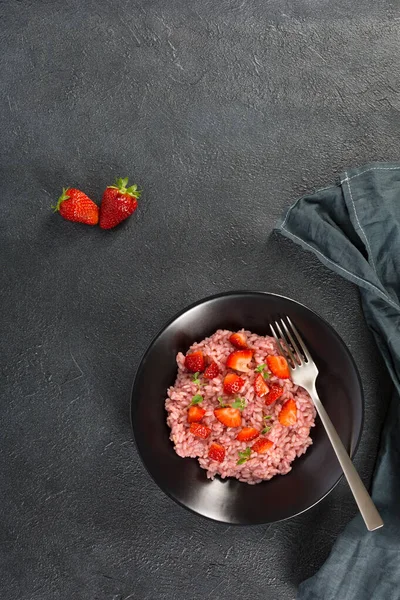 Φρέσκο ριζότο φράουλα ένα ντελικάτο και κομψό πιάτο — Φωτογραφία Αρχείου