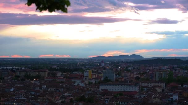 Parte del castillo de la ciudad de Brescia en un día soleado — Vídeo de stock