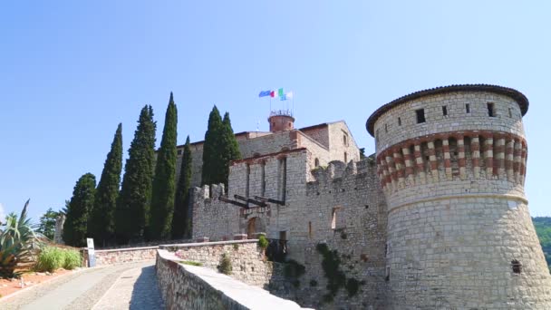在阳光灿烂的日子里，布雷西亚城城堡的一部分 — 图库视频影像