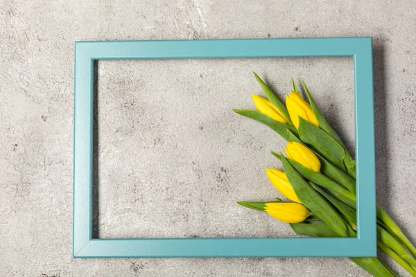 Nihai gri duvarda taze sarı lale çiçekleri