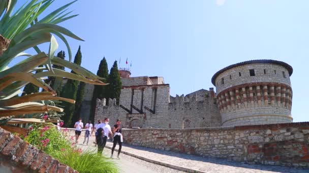 Ein Teil des Schlosses der Stadt Brescia an einem sonnigen Tag — Stockvideo