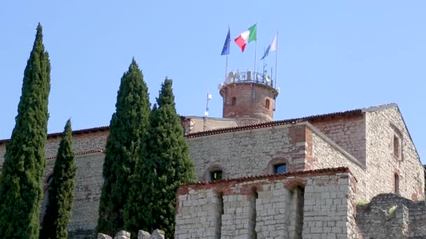 Parte del castillo de la ciudad de Brescia en un día soleado — Vídeos de Stock