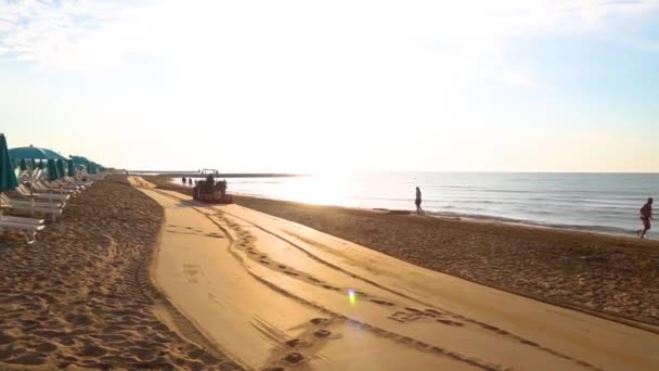 Vista da bela praia e turista visitando a praia — Vídeo de Stock