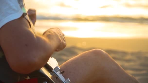 日落时在海边弹吉他的人 — 图库视频影像