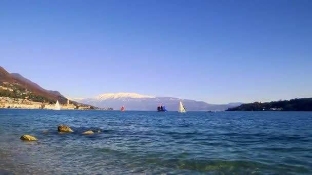 Segelboote auf dem Gardasee bereiten sich auf das Rennen vor — Stockvideo