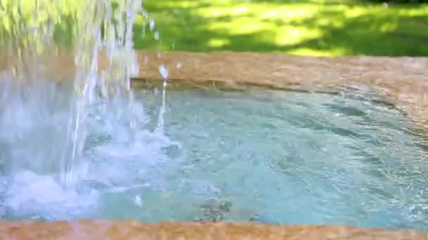 Närbild video av klart vatten som flyter på berget — Stockvideo
