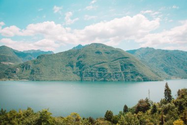 Yazın yeşil dağ zirveleri olan doğal manzara
