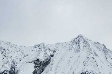 Kış boyunca karlı dağların tepesinde