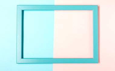 Resim çerçevesi tasarımı. Pastel pembe ve mavi arkaplanda gölgesi var.