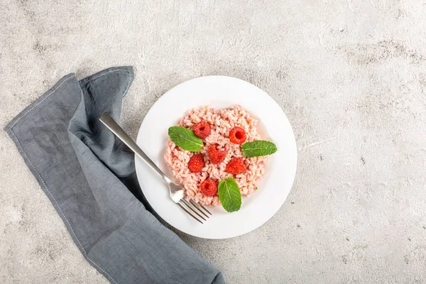 Risotto de frambuesas frescas un plato delicado y elegante Fotos de stock libres de derechos