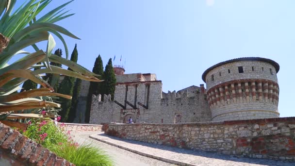 Parte do castelo da cidade de Brescia em um dia ensolarado — Vídeo de Stock