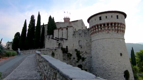 Ein Teil des Schlosses der Stadt Brescia an einem sonnigen Tag — Stockvideo