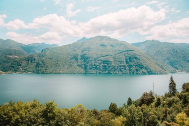 Yazın yeşil dağ zirveleri olan doğal manzara