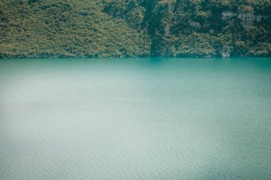 Yazın yeşil dağ zirveleri olan doğal manzara