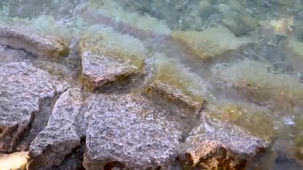 Közeli víz csapódott a sziklákba. — Stock videók
