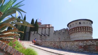 Güneşli bir günde Brescia Kalesi 'nin bir parçası