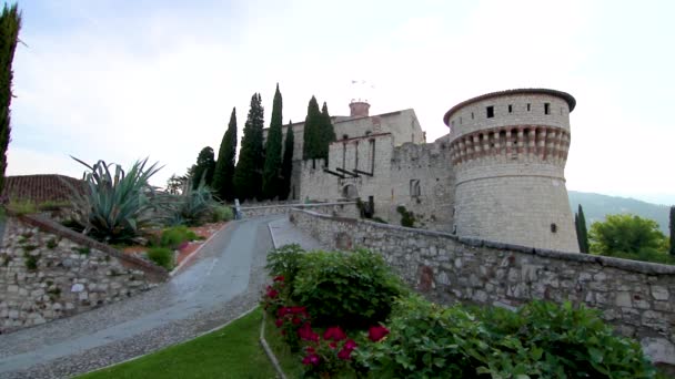 Parte do castelo da cidade de Brescia em um dia ensolarado — Vídeo de Stock