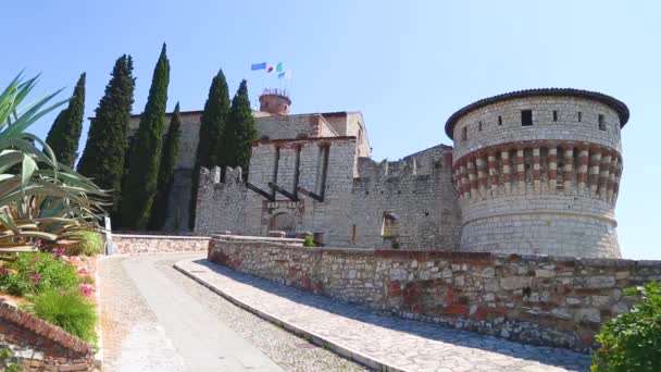 Parte del castillo de la ciudad de Brescia en un día soleado — Vídeos de Stock