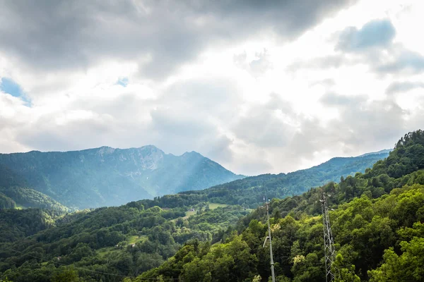여름에 푸른 산봉우리가 있는 자연 경관 — 스톡 사진