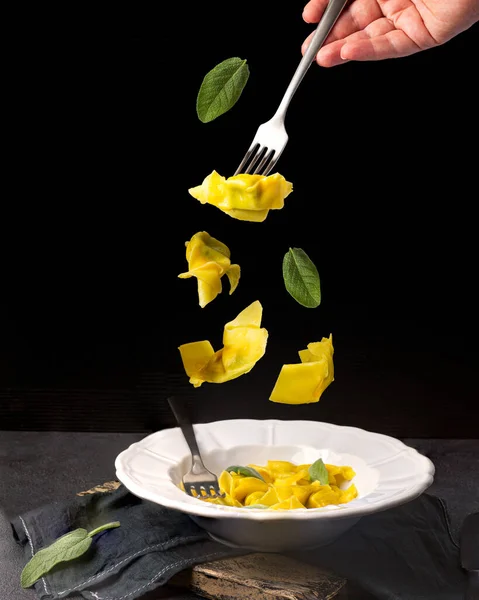 Креативная концепция с падающей едой на черном рюкзаке — стоковое фото