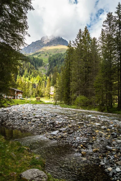 Natural landscape with green mountain peaks in summer — Stock Photo, Image