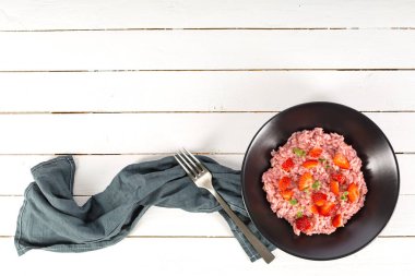 Taze çilekli risotto. Narin ve zarif bir yemek.