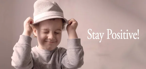 Lyckligt barn bevisar sin positivitet och lycka — Stockfoto
