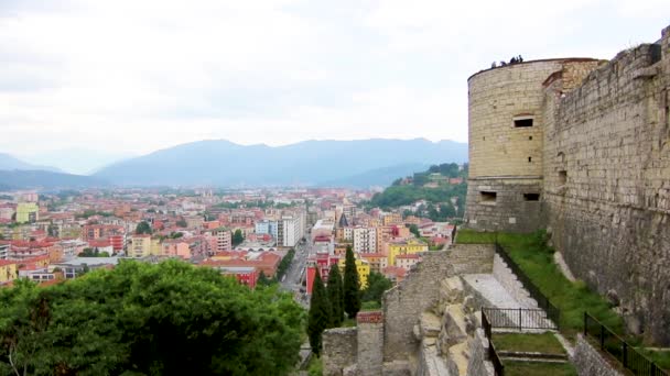 Parte do castelo da cidade de Brescia em um dia ensolarado — Vídeo de Stock