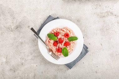 Taze ahududu pilavı. Narin ve zarif bir yemek.