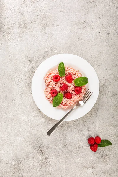 Risottto con frambuesas y yogur Imagen de stock