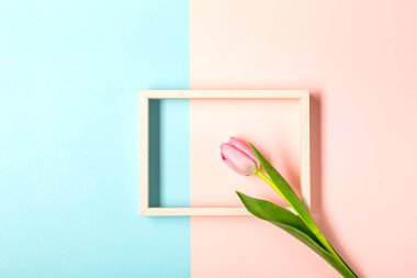 Düz yatıyordu pastel pembe üzerinde lale çiçekleri