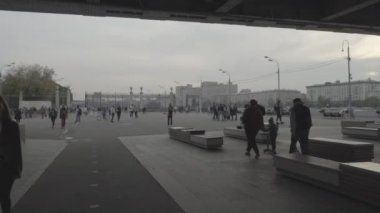 Moskova, Rusya - 11 Ekim 2020: Sıcak bir akşamda birçok insan Gorky Park 'ta yürür. Ham video. Slog 2.