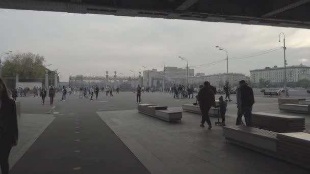 Moscú, Rusia - 11 de octubre de 2020: Muchas personas caminan en el Parque Gorki, en una cálida noche. Vídeo crudo. SLog 2. — Vídeos de Stock