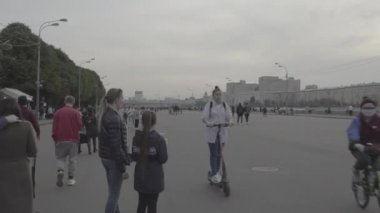 Moskova, Rusya - 11 Ekim 2020: Sıcak bir akşamda birçok insan Gorky Park 'ta yürür. Ham video. Slog 2.