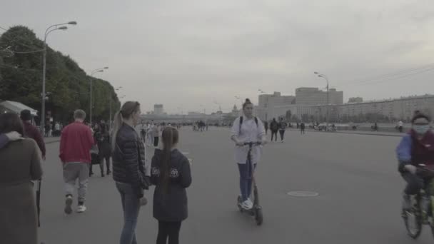 Moskau, Russland - 11. Oktober 2020: Viele Menschen gehen an einem warmen Abend im Gorki-Park spazieren. Rohes Video. SLog 2. — Stockvideo