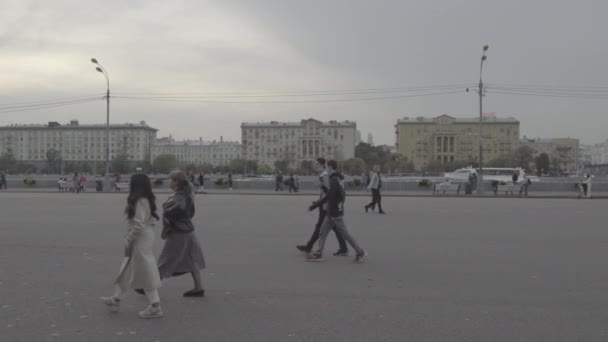 Москва, Россия - 11 октября 2020 года: Многие ходят в парке Горького теплым вечером. Сырое видео. Slog 2. — стоковое видео