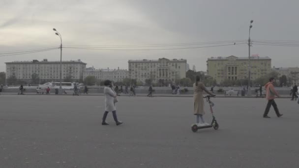 Moskou, Rusland - 11 oktober 2020: Veel mensen wandelen op een warme avond in Gorky Park. Rauwe video. Slog 2. — Stockvideo