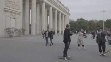 Moskova, Rusya - 11 Ekim 2020: Sıcak bir akşamda birçok insan Gorky Park 'ta yürür. Ham video. Slog 2.