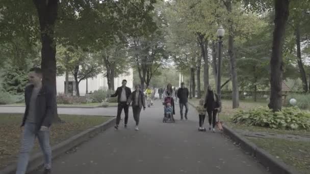 Moskau, Russland - 11. Oktober 2020: Viele Menschen gehen an einem warmen Abend im Gorki-Park spazieren. Rohes Video. SLog 2. — Stockvideo