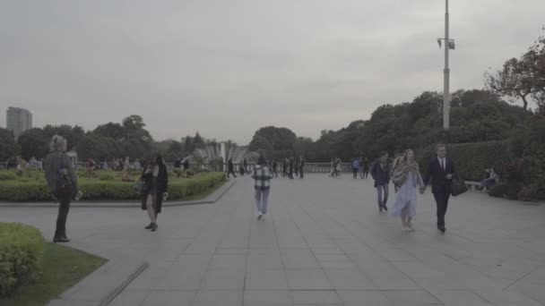 Mosca Russia Ottobre 2020 Molte Persone Passeggiano Nel Gorky Park — Video Stock