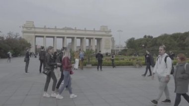 Moskova, Rusya - 11 Ekim 2020: Sıcak bir akşamda birçok insan Gorky Park 'ta yürür. Ham video. Slog 2.