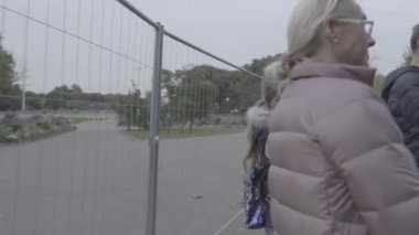 Moskova, Rusya - 11 Ekim 2020: Sıcak bir akşamda birçok insan Gorky Park 'ta yürür. Ham video. Slog 2.