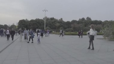 Moskova, Rusya - 11 Ekim 2020: Sıcak bir akşamda birçok insan Gorky Park 'ta yürür. Ham video. Slog 2.