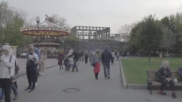 Moscow Russia October 2020 Many People Walk Gorky Park Warm — 图库视频影像